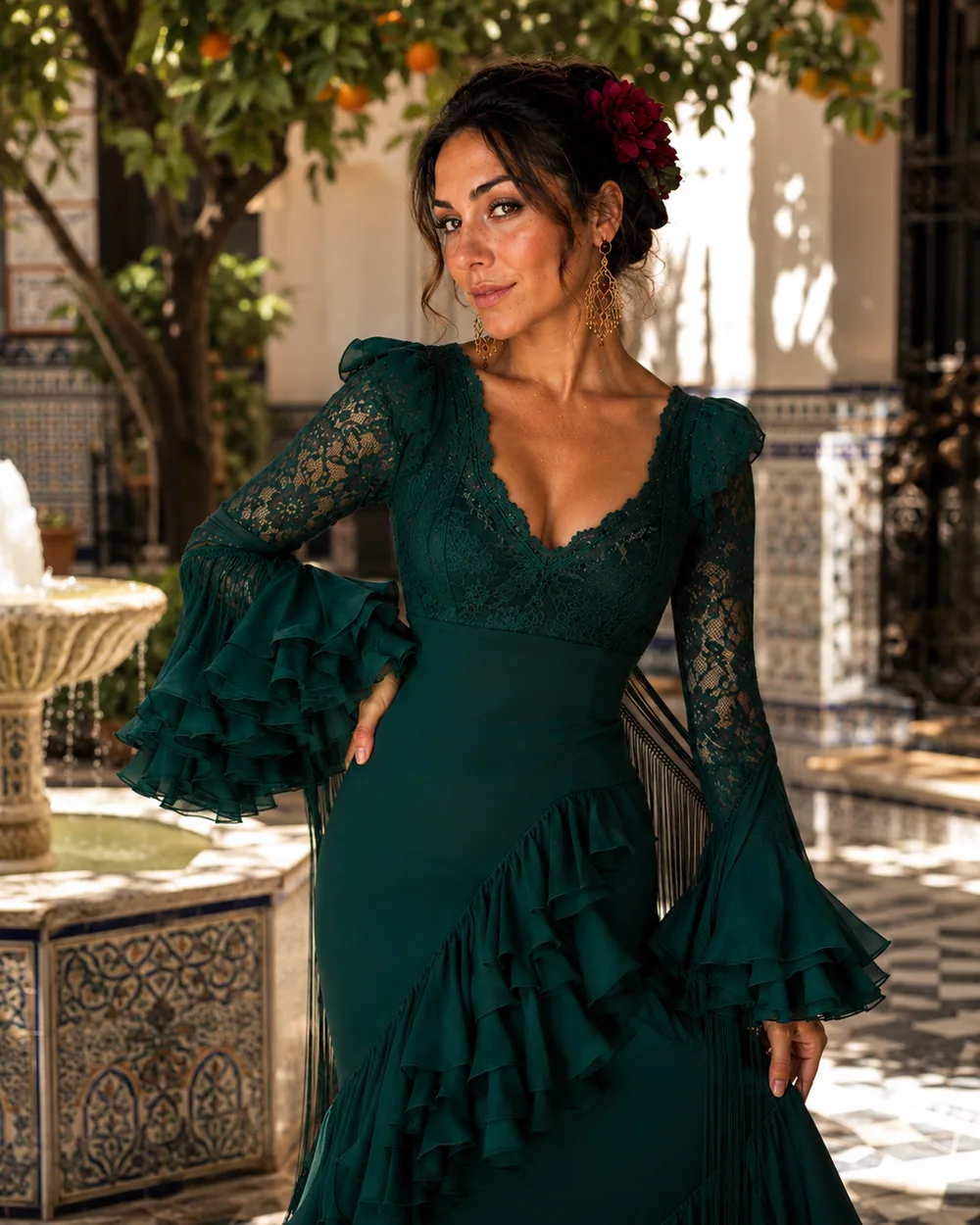 Vestido verde esmeralda en patio de azulejos